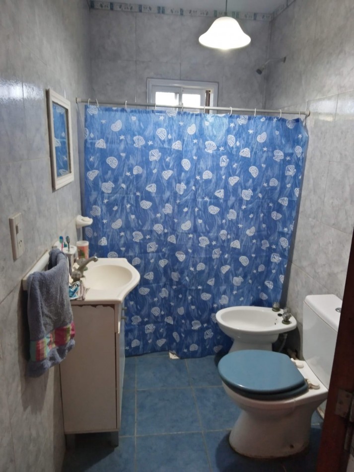 SE VENDE CASA EN ADELINA OESTE DE 2 DORMITORIOS Y COCHERA! 