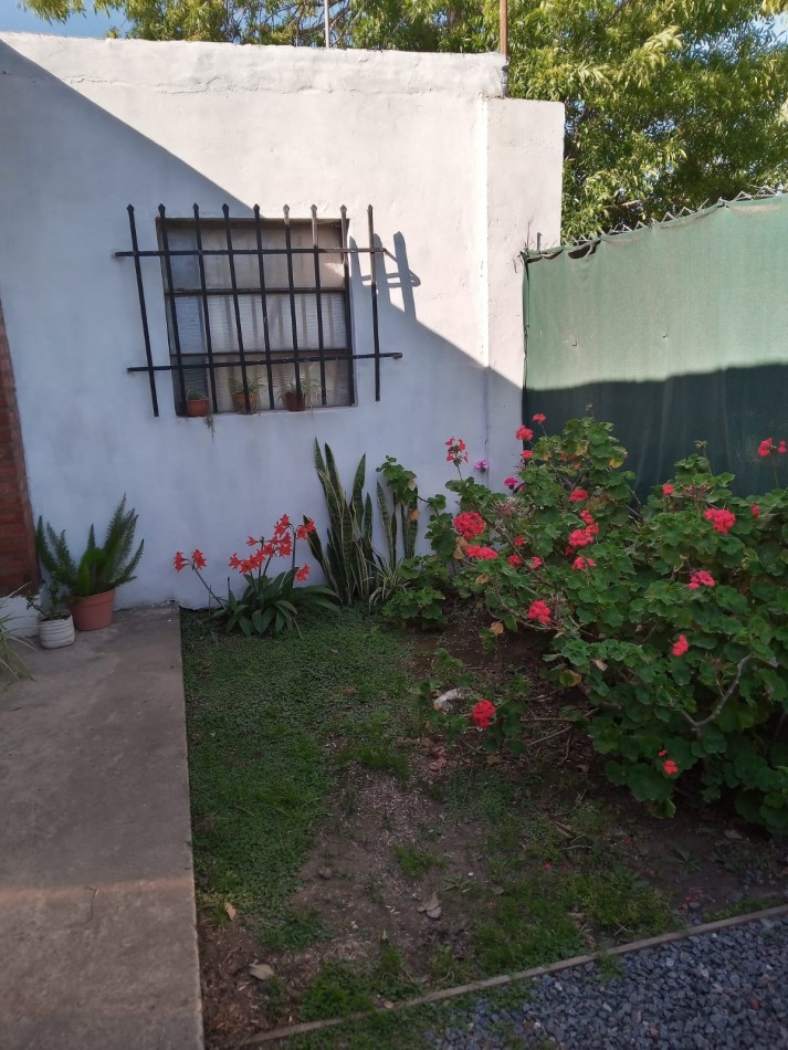 SE VENDE CASA EN ADELINA OESTE DE 2 DORMITORIOS Y COCHERA! 