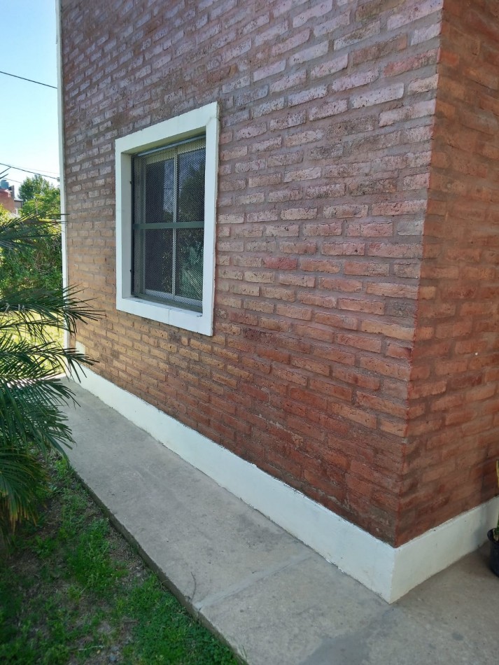 SE VENDE CASA EN ADELINA OESTE DE 2 DORMITORIOS Y COCHERA! 