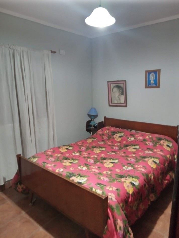 SE VENDE CASA EN ADELINA OESTE DE 2 DORMITORIOS Y COCHERA! 