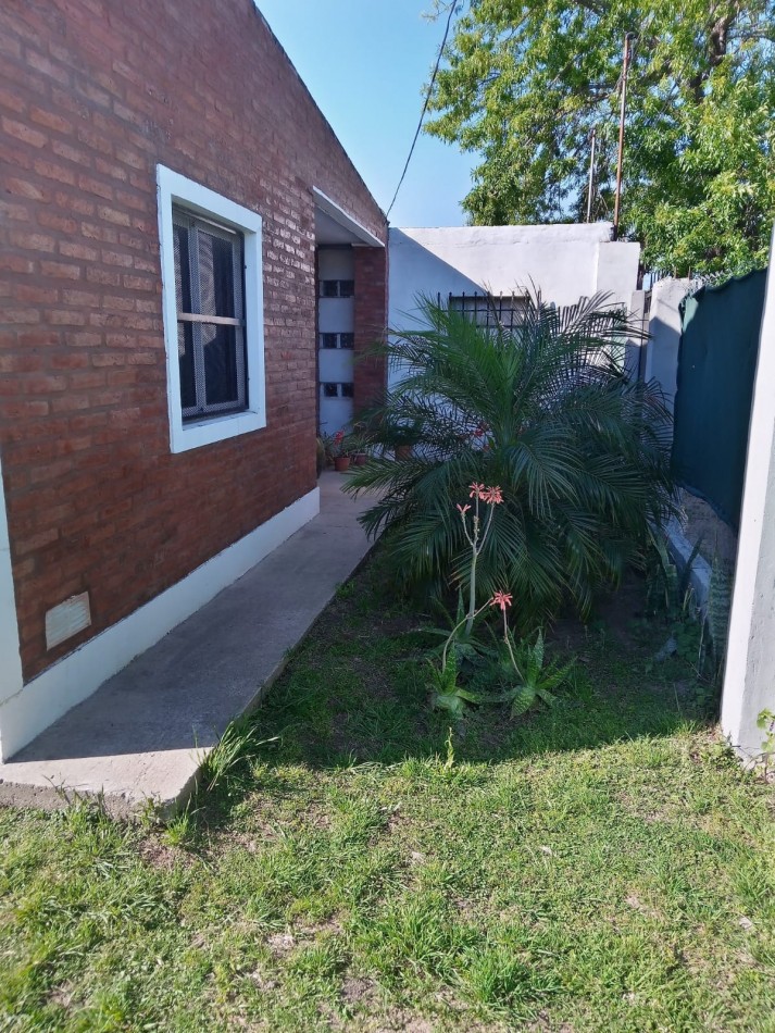 SE VENDE CASA EN ADELINA OESTE DE 2 DORMITORIOS Y COCHERA! 