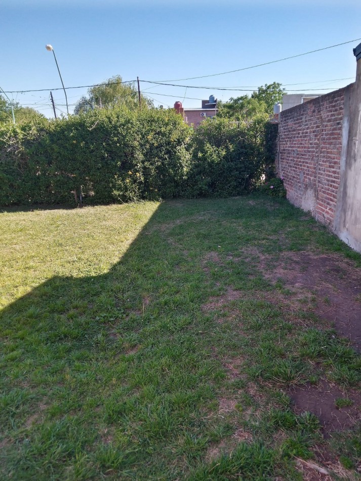 SE VENDE CASA EN ADELINA OESTE DE 2 DORMITORIOS Y COCHERA! 