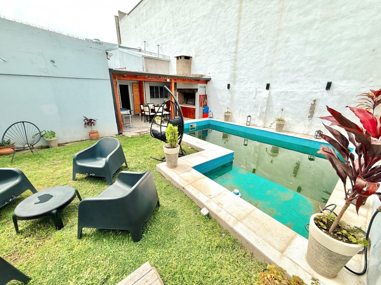 CASA CON PISCINA/ GUADALUPE OESTE