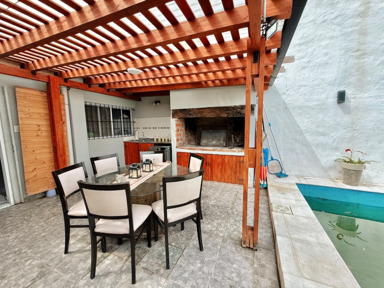 CASA CON PISCINA/ GUADALUPE OESTE