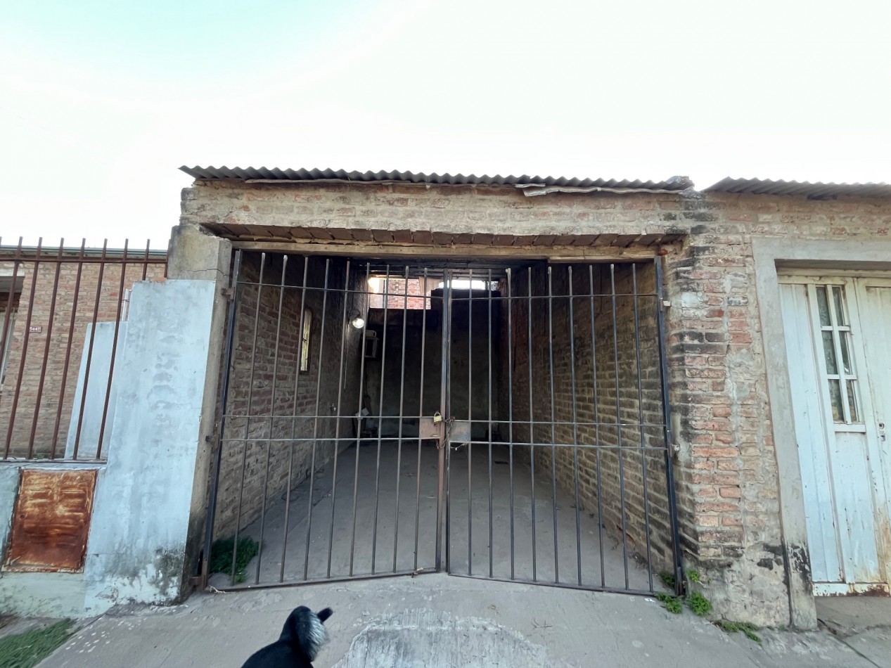 CASA CON GRAN PATIO VERDE ! IMPERDIBLE