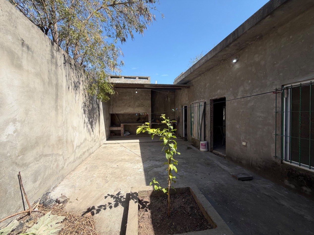Casa con doble patio y asador !
