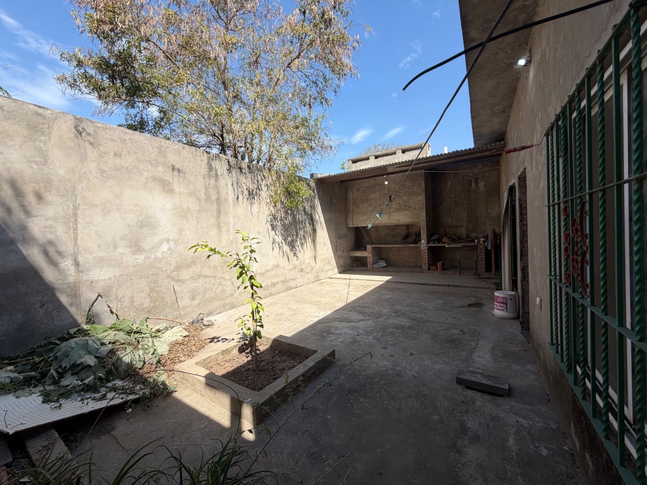 Casa con doble patio y asador !