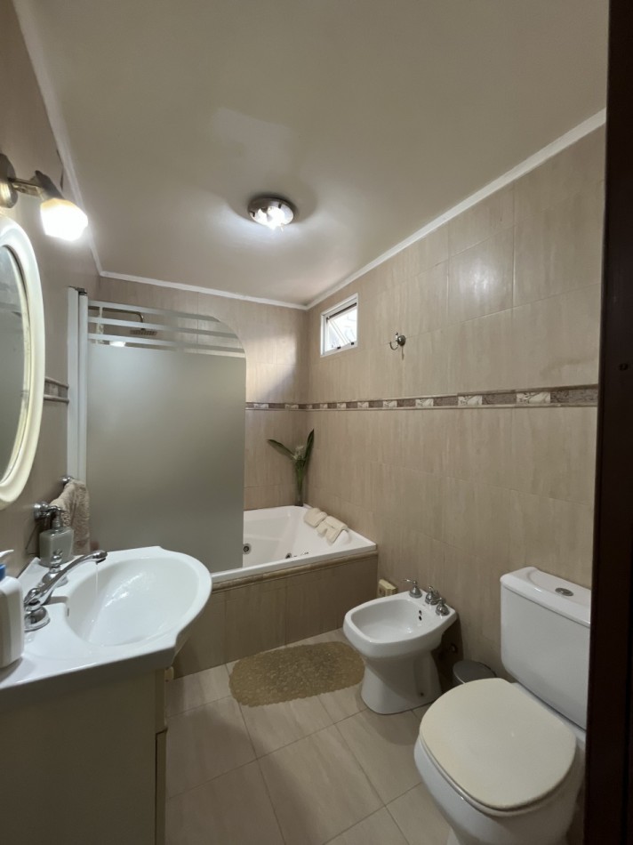 CASA IMPECABLE CON PISCINA Y DE GRAN TAMAÑO ! OPORTUNIDAD ! 