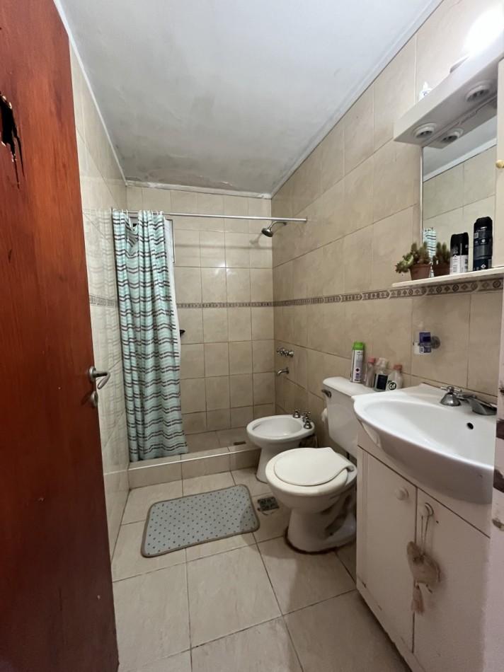 CASA CON GRAN PATIO VERDE ! IMPERDIBLE