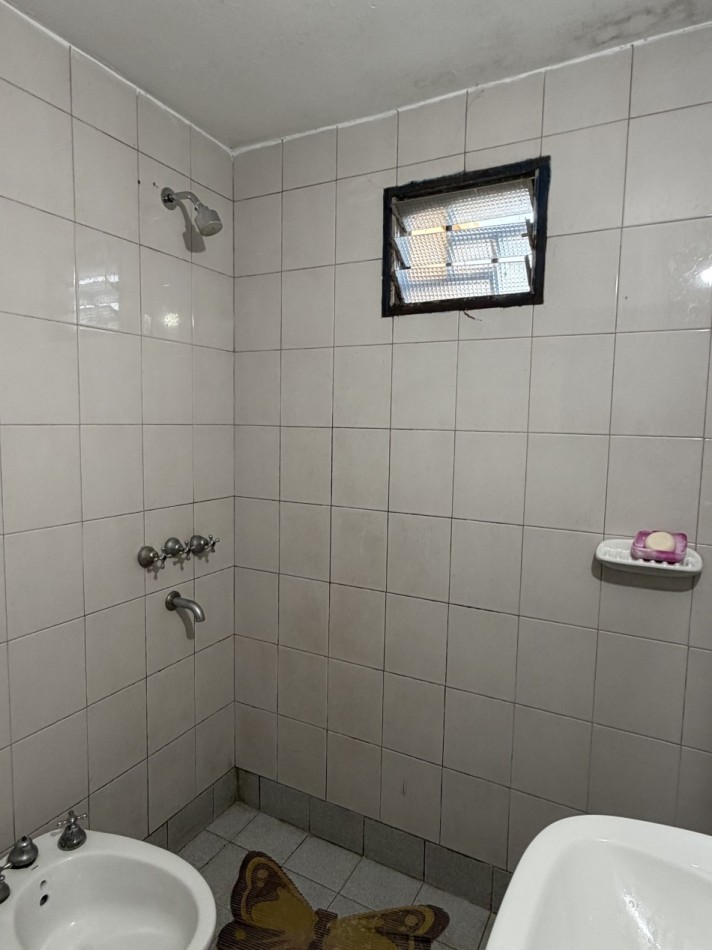 CASA CON COCHERA SOBRE CALLE PRINCIPAL 