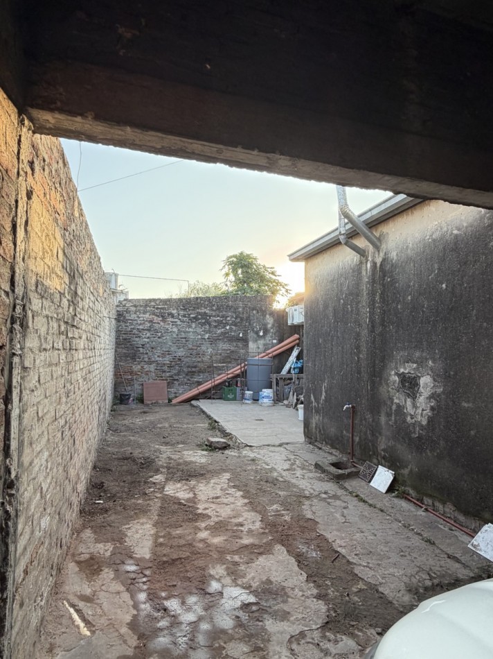 CASA CON COCHERA SOBRE CALLE PRINCIPAL 