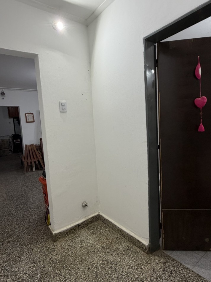 CASA CON COCHERA SOBRE CALLE PRINCIPAL 