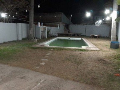 CASA CON 3 DORMITORIOS+ESTUDIO+PATIO VERDE GRANDE Y PISCINA A METROS DE LA COSTANERA