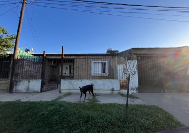 CASA CON GRAN PATIO VERDE ! IMPERDIBLE