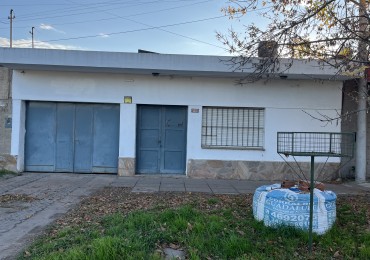 CASA CON COCHERA SOBRE CALLE PRINCIPAL 