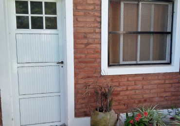 SE VENDE CASA EN ADELINA OESTE DE 2 DORMITORIOS Y COCHERA! 